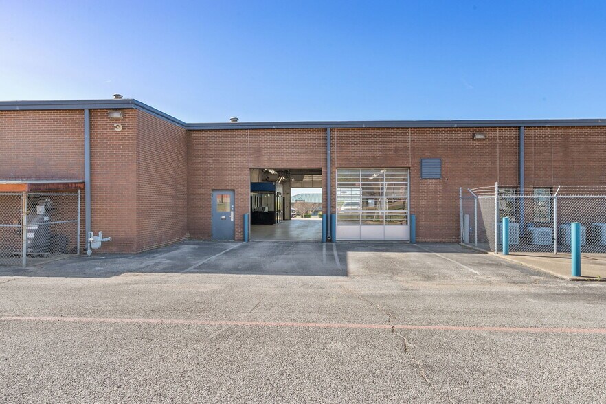 More Photos Of 940 N I-35 E, Lancaster Auto Dealership For Lease