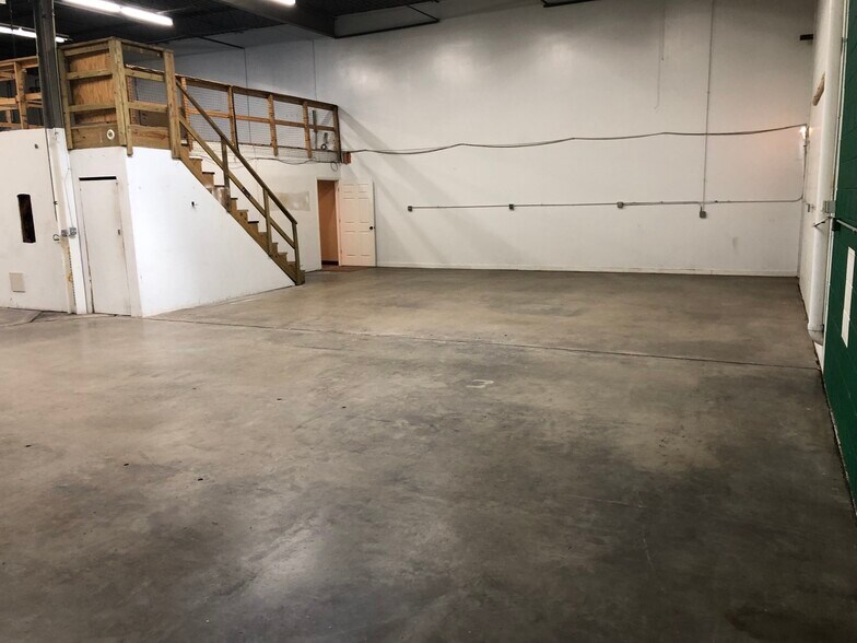 More Photos Of 22272 N Pepper Rd, Lake Barrington Warehouse For Lease