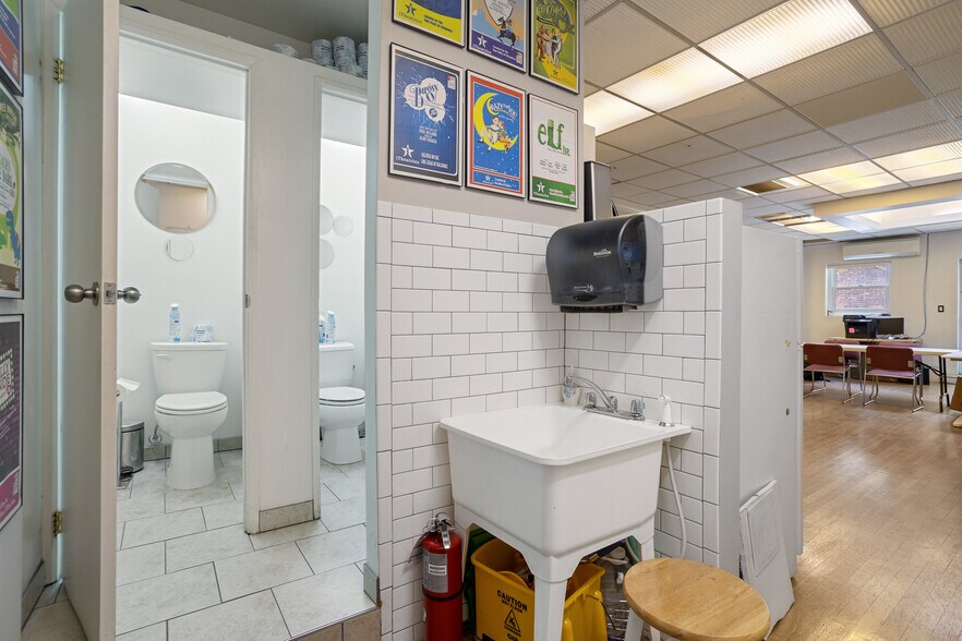 More Photos Of 630 W 52nd St, New York Apartments For Lease