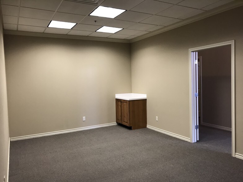 More Photos Of 208 N Bryan Ave, Bryan Office Residential For Lease