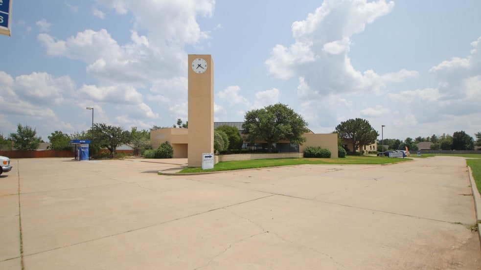 More Photos Of 3200 E Memorial Rd, Edmond Medical For Lease