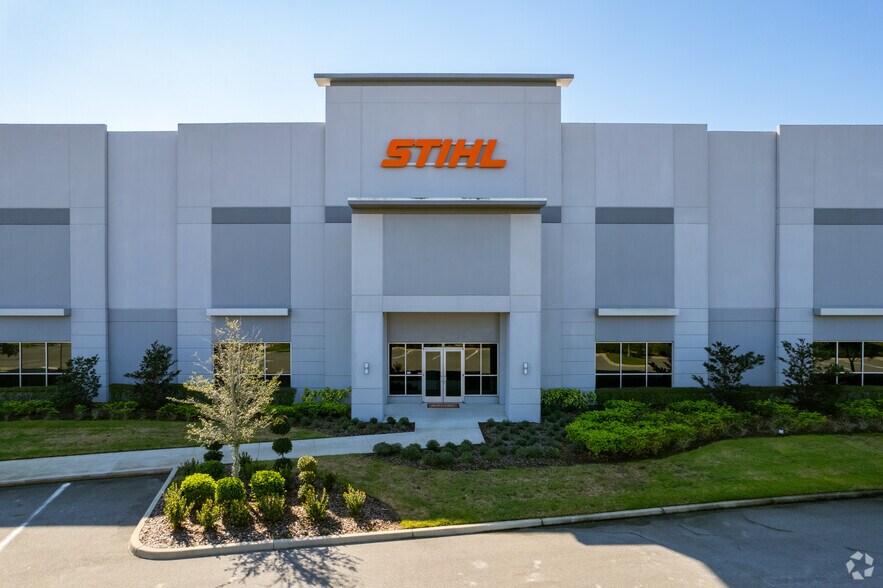 More Photos Of 2904 Tradeport Dr, Orlando Warehouse For Lease