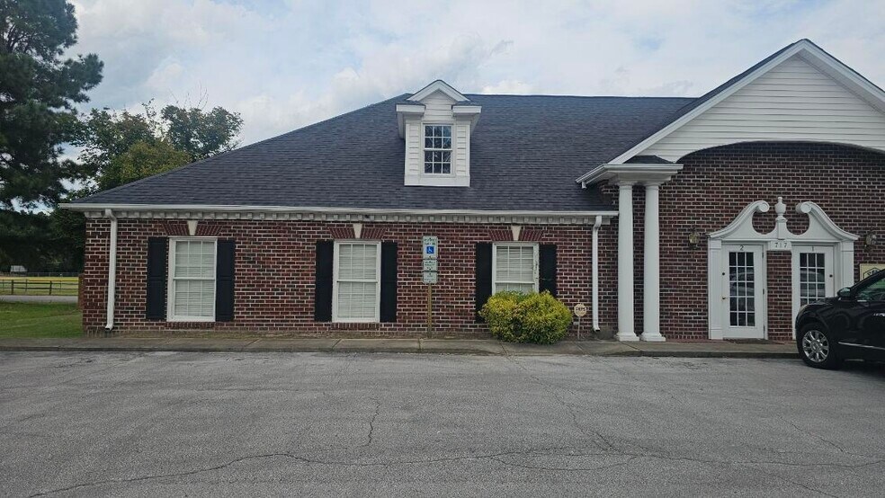 More Photos Of 717 Rosanne Dr, Kinston Medical For Lease