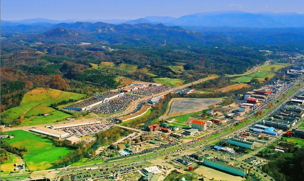 More Photos Of 147-185 E Wears Valley Rd, Pigeon Forge Storefront For Lease