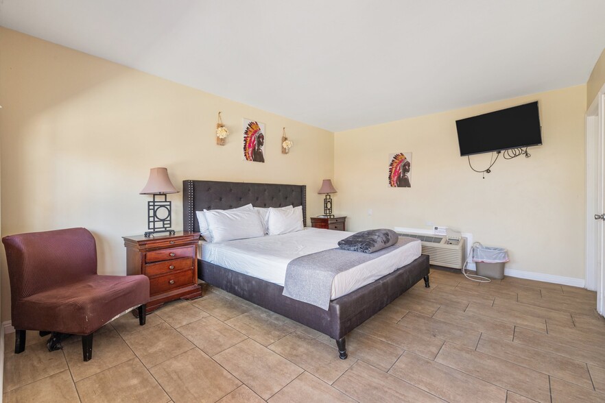 More Photos Of 526 S Warm Sands Dr, Palm Springs Hotel For Sale