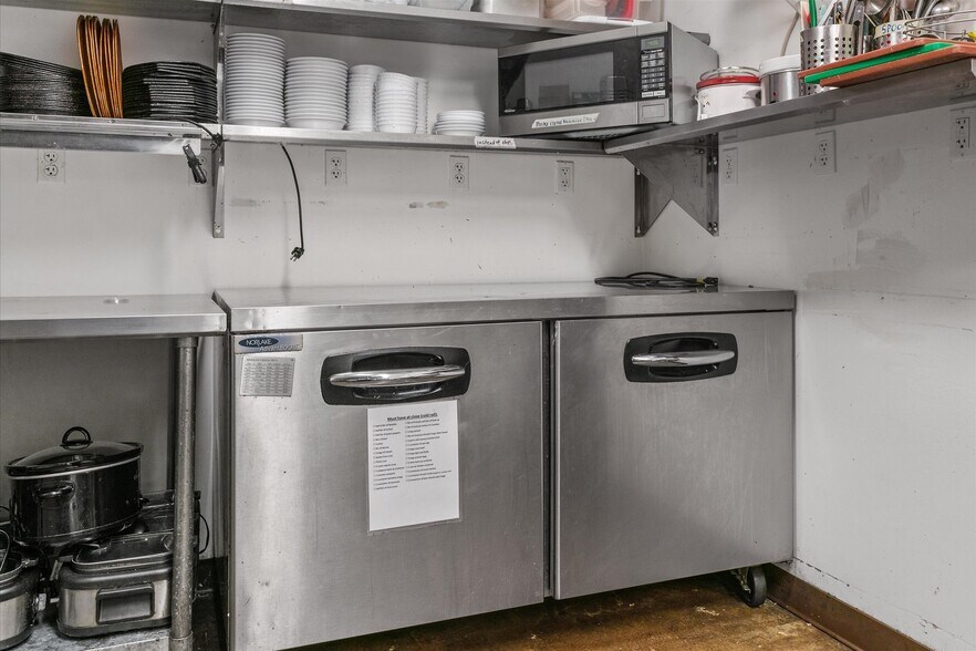 More Photos Of 451 S Thompson Ave, Excelsior Springs Bar For Sale