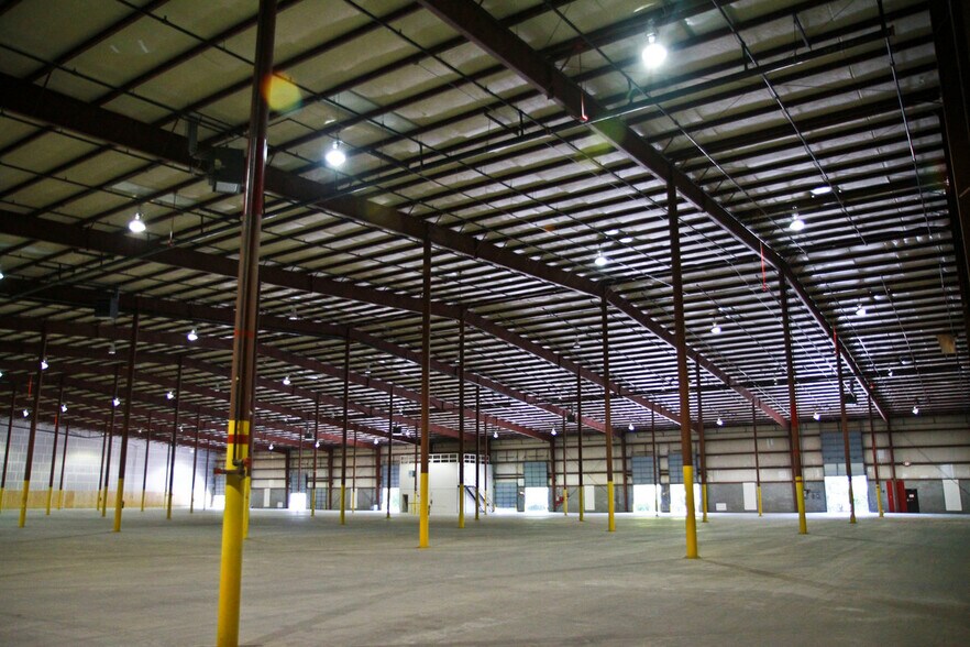 More Photos Of 421 Landmark Dr, Wilmington Distribution For Lease