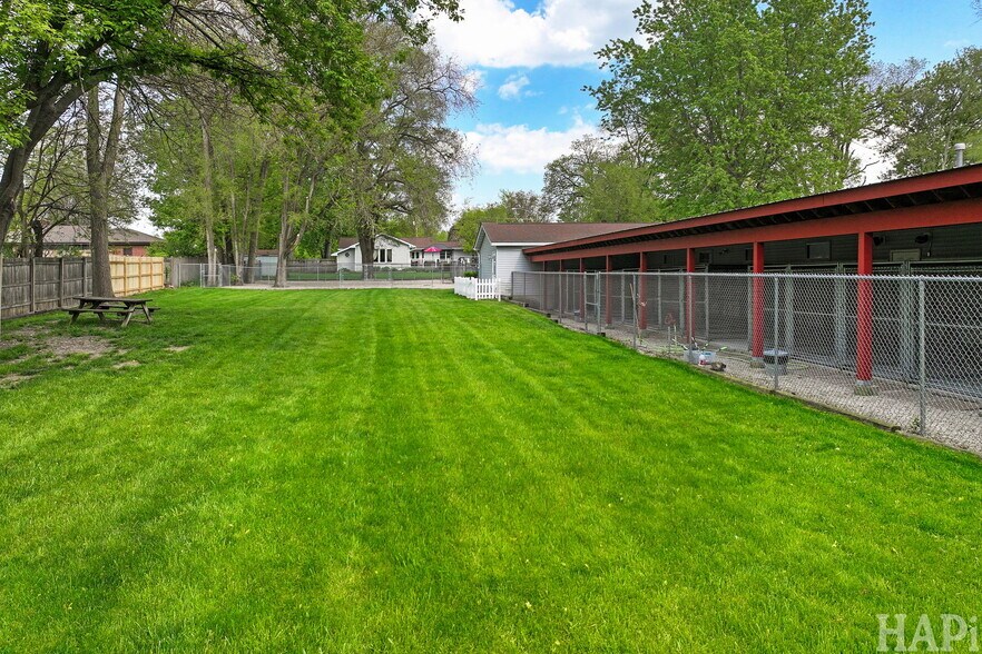 More Photos Of 4403 S Roberts Rd, Island Lake Veterinarian Kennel For Sale