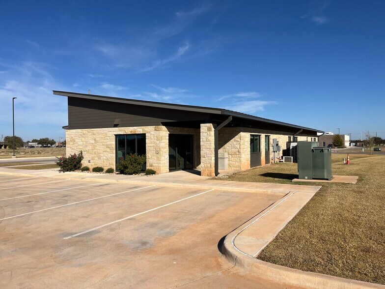 More Photos Of 6450 Central Park Blvd, Abilene Office For Sale