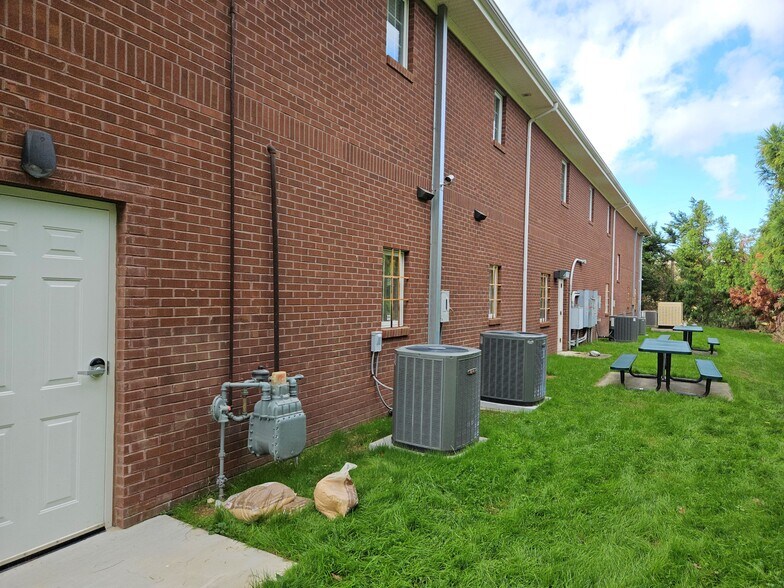 More Photos Of 800 Beverly Hanks Ctr, Hendersonville Medical For Lease