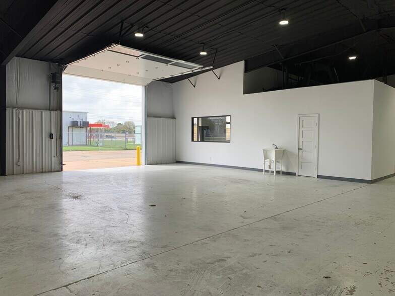 More Photos Of 15930 Cypress North Houston Rd, Cypress Warehouse For Lease