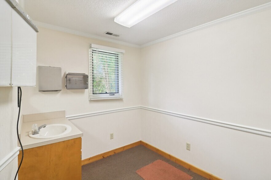 More Photos Of 1007 Carthage St, Sanford Medical For Lease