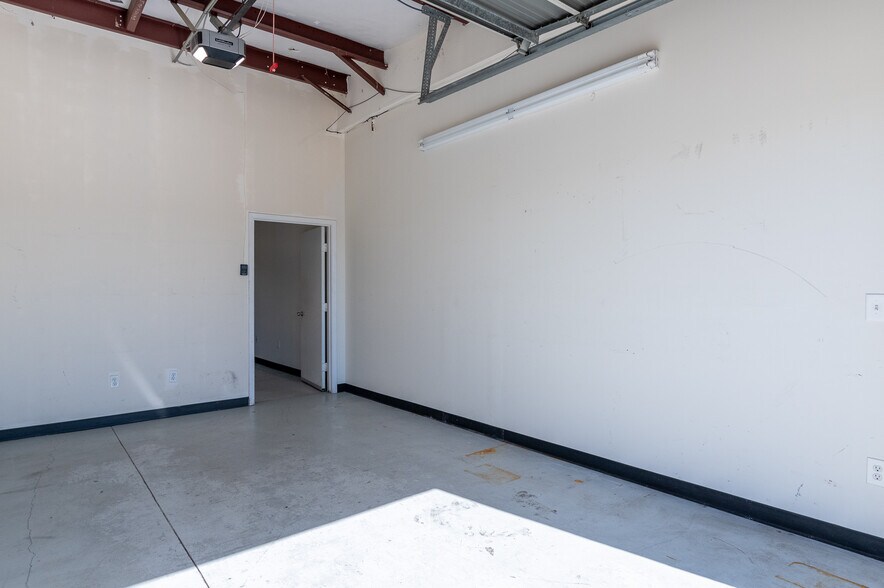 More Photos Of 12455 Westpark Dr, Houston Self Storage For Lease
