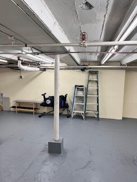 More Photos Of 6116 Bergenline Ave, West New York Storefront Retail Office For Lease