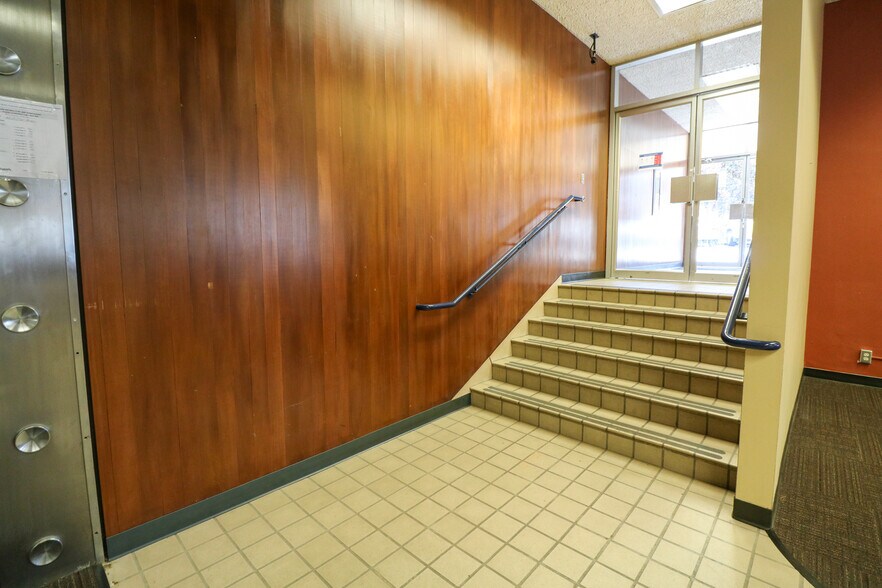 More Photos Of 619 SE Main St, Roseburg Bank For Sale