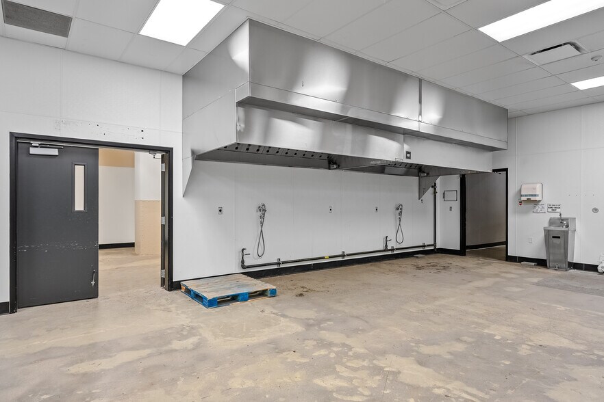 More Photos Of 1600 N Broadway, Saint Louis Manufacturing For Sale