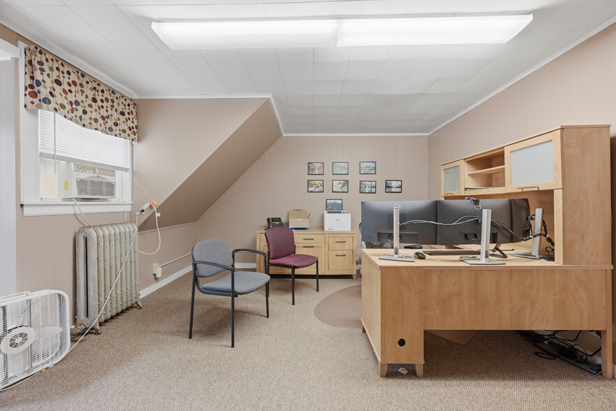 More Photos Of 1 Sylvandale Rd, Lisbon Office For Sale