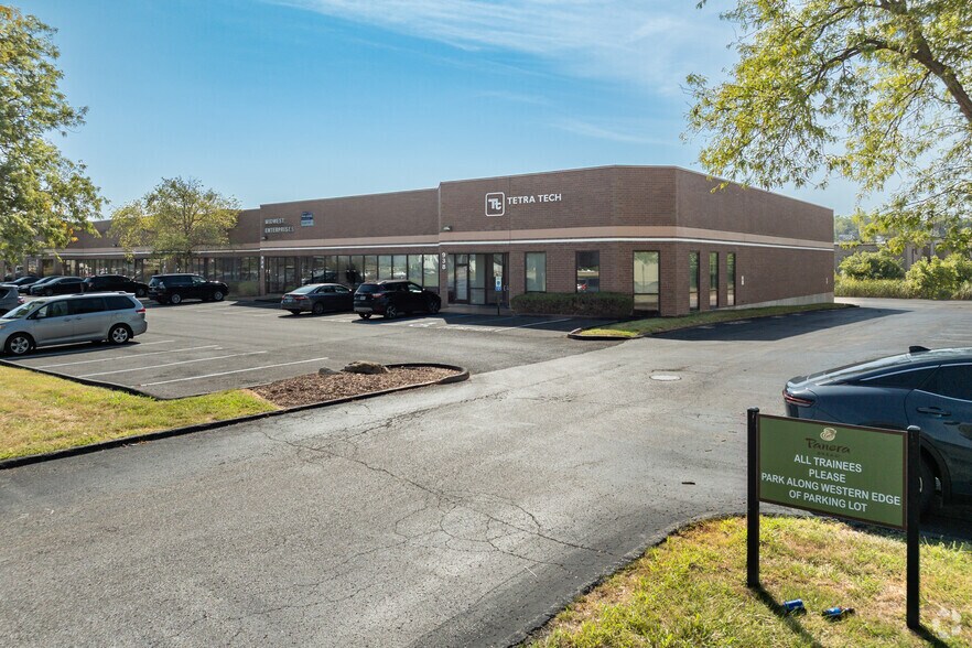 More Photos Of 914-938 S Highway Dr, Fenton Flex For Lease