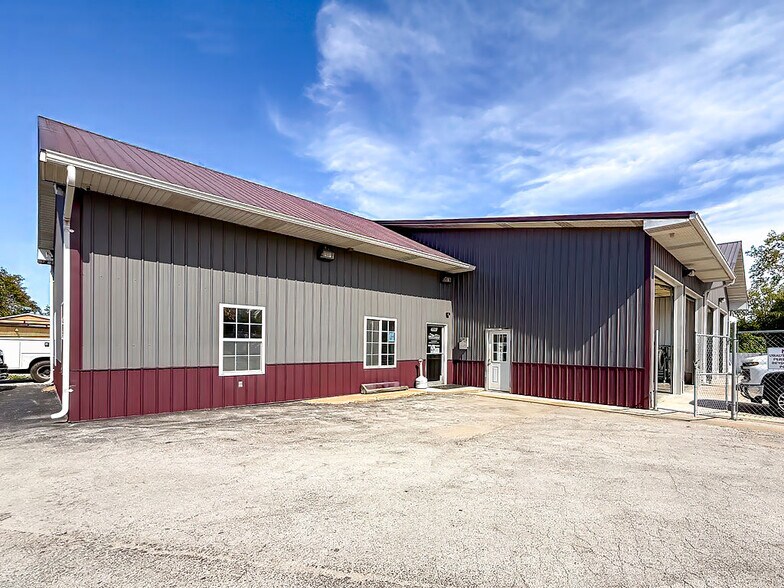 More Photos Of 888 Commercial Blvd, Herculaneum Warehouse For Sale