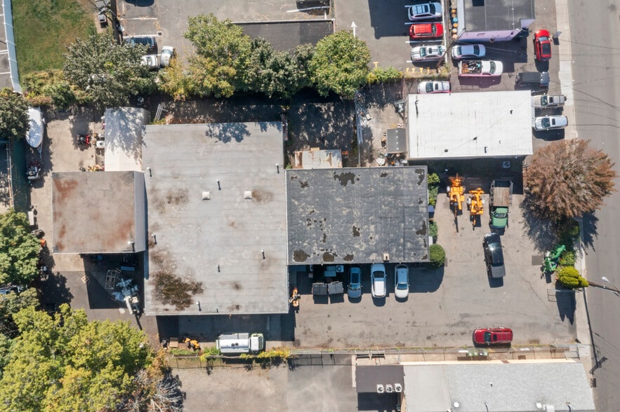 More Photos Of 15 Virgil St, Stamford Freestanding For Sale