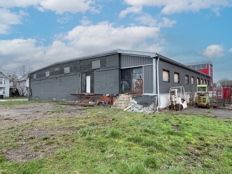 More Photos Of 355 W Main St, Newark Warehouse For Lease