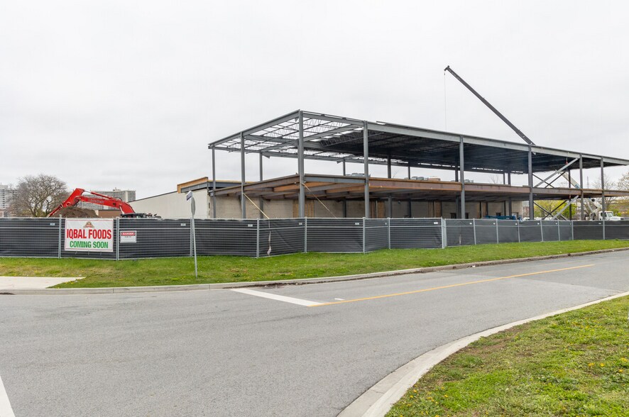 More Photos Of 100 Thorncliffe Park Dr, Toronto Supermarket For Lease