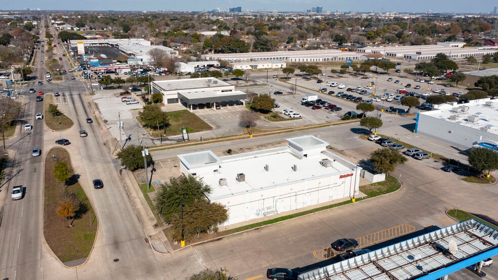 More Photos Of 11799 Beechnut St, Houston Freestanding For Lease