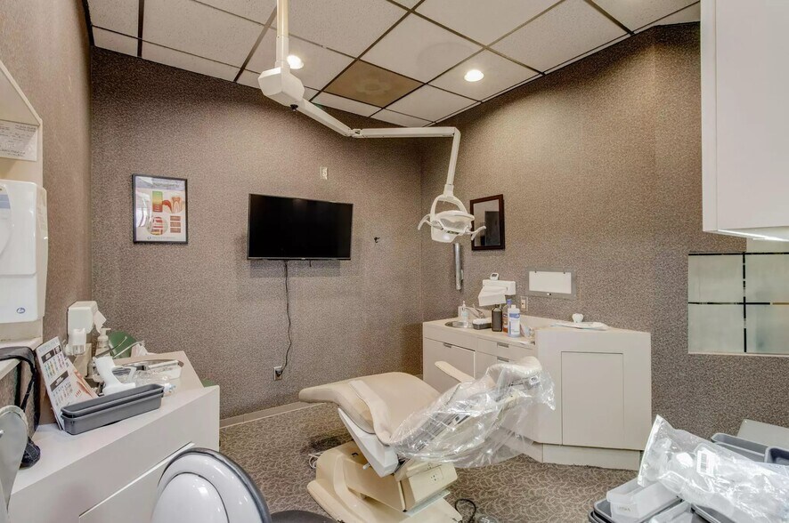 More Photos Of 7111 N Main St, Dayton Medical For Lease