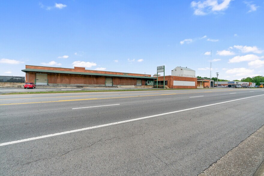 More Photos Of 4000 Memorial Blvd, Springfield Freestanding For Sale