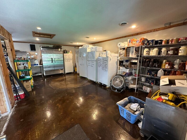 More Photos Of 699 S Main St, Adams Bar For Sale