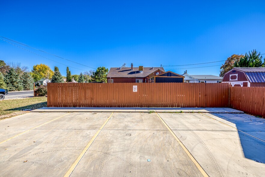 More Photos Of 1047 N 1st St, Montrose Office For Sale