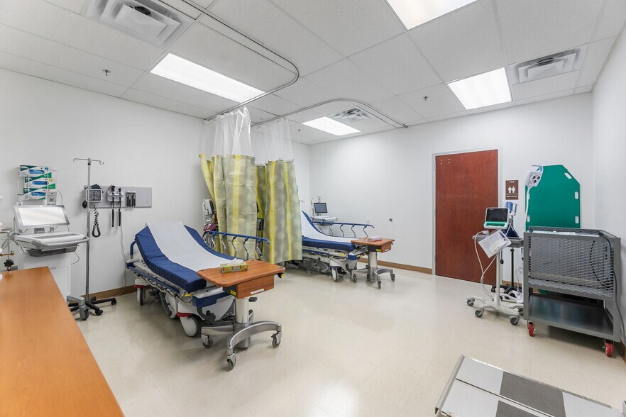 More Photos Of 5700 N Exp 77/83, Brownsville Medical For Sale