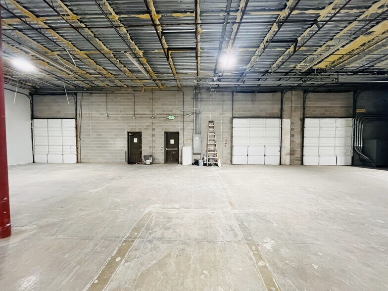 More Photos Of 1000 Cornell Pky, Oklahoma City Light Manufacturing For Lease