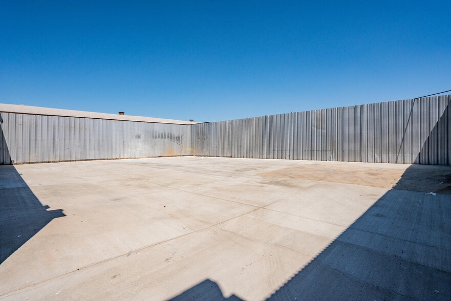 More Photos Of 13755-13761 Saticoy St, Panorama City Warehouse For Lease
