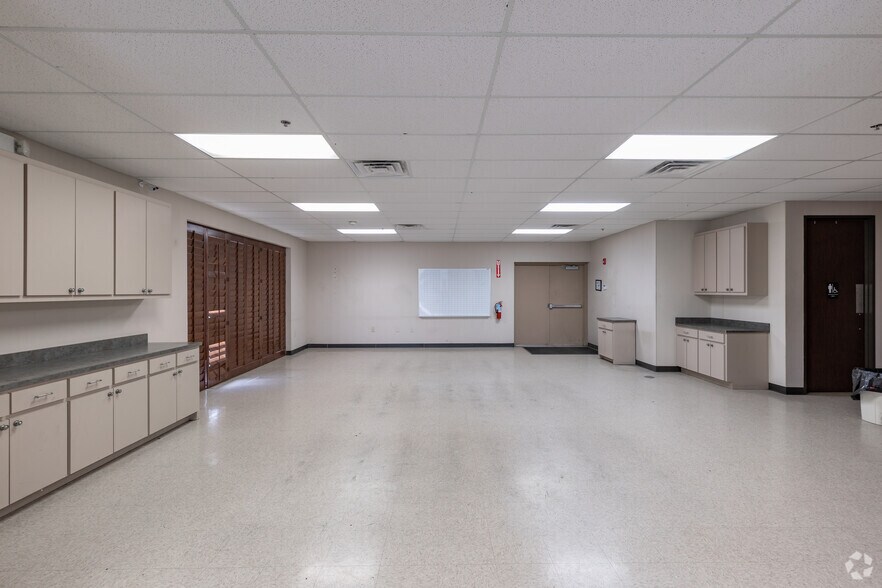 More Photos Of 1626 S Cherry St, Tomball Warehouse For Lease