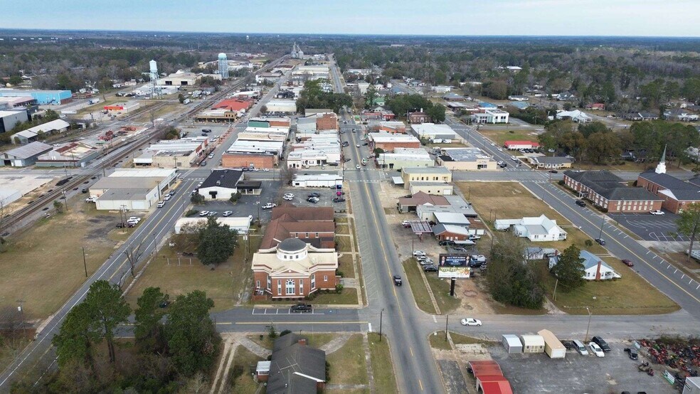 More Photos Of 211 S Hutchinson Ave, Adel Auto Repair For Sale