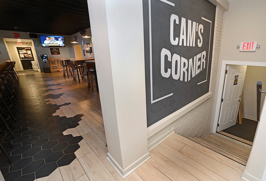 More Photos Of 221 20th Ave, Ottawa Bar For Sale