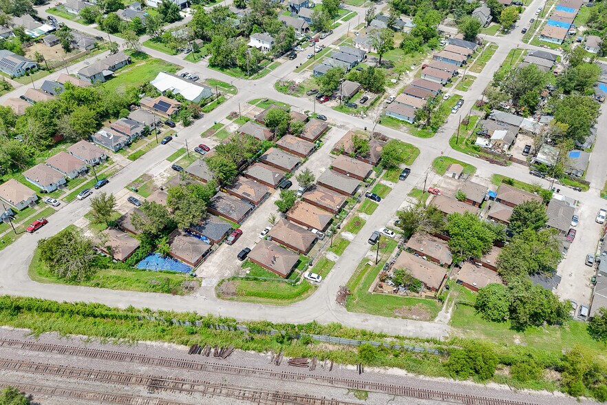 More Photos Of 2101 Hutton St, Houston Apartments For Sale