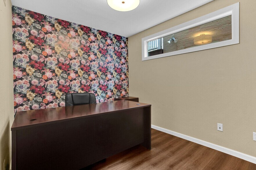 More Photos Of 313 E Charnwood St, Tyler Office For Lease