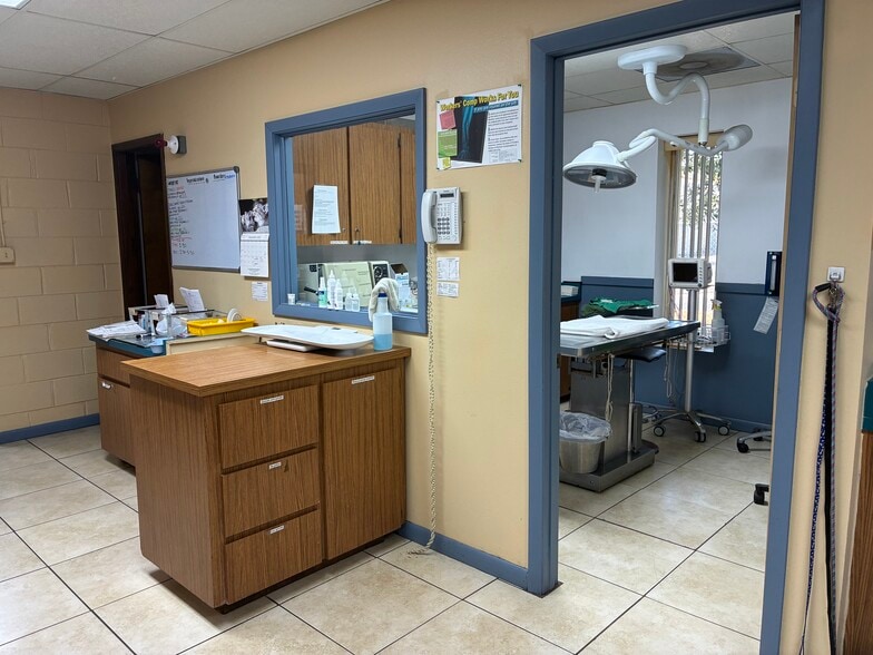 More Photos Of 5745 Pershing Ave, Orlando Veterinarian Kennel For Sale