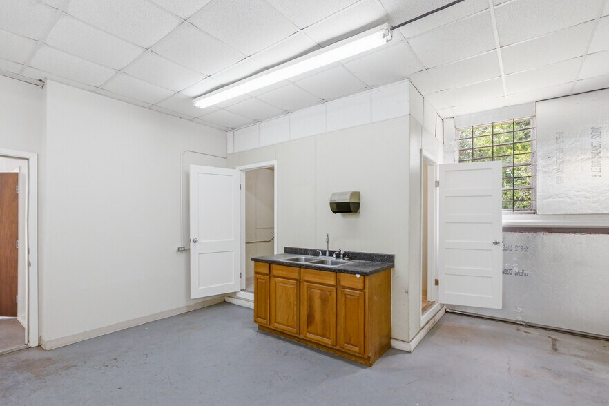 More Photos Of 4107 Port Lavaca Dr, Victoria Showroom For Sale