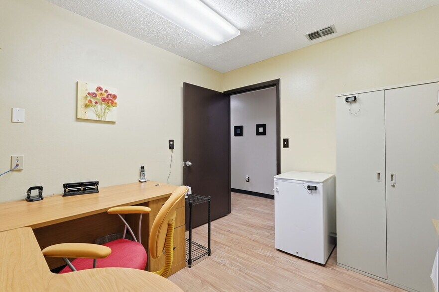 More Photos Of 516 Lakeview Rd, Clearwater Medical For Lease