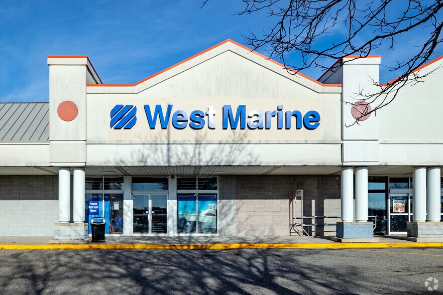 More Photos Of 367-425 N Service Rd, Patchogue General Retail For Lease
