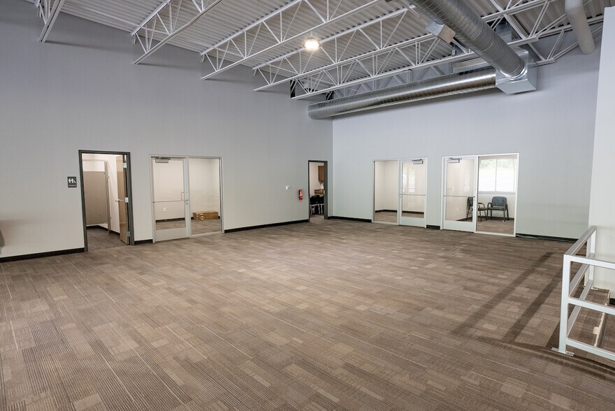 More Photos Of 6798-6816 Big Beaver Blvd, Beaver Falls Light Manufacturing For Lease
