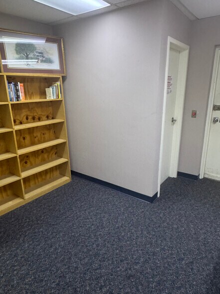 More Photos Of 450 S Chamberlain Ave, Rockwood Office For Sale