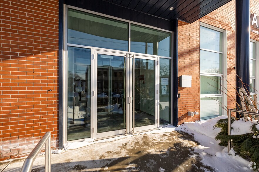 More Photos Of 265 Av Dunbar, Mont-Royal Office For Lease