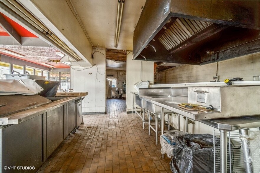 More Photos Of 1124 N Milwaukee Ave, Libertyville General Retail For Lease