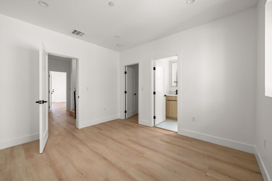 More Photos Of 1933 Magnolia Ave, Los Angeles Apartments For Sale