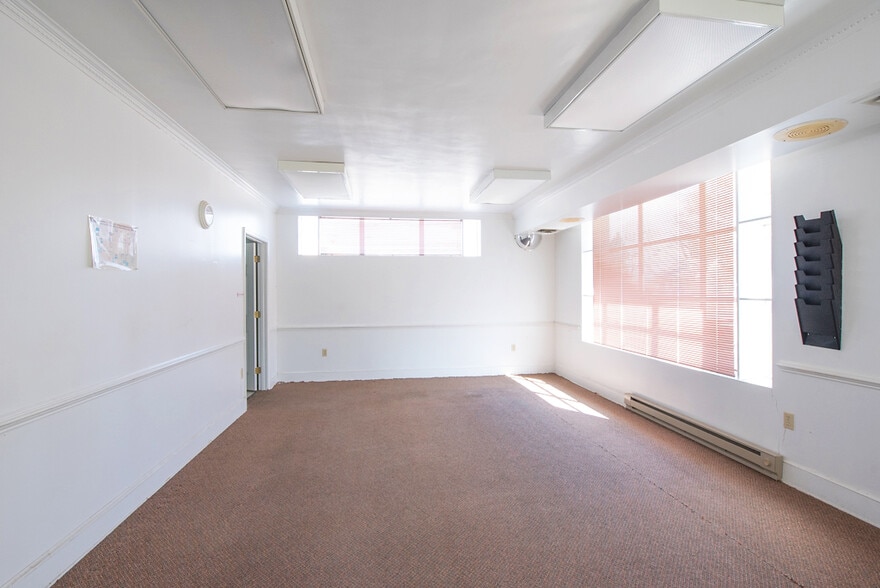 More Photos Of 493 Main St, Warsaw Medical For Sale