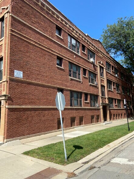 More Photos Of 4832 W Montrose Ave, Chicago Apartments For Sale
